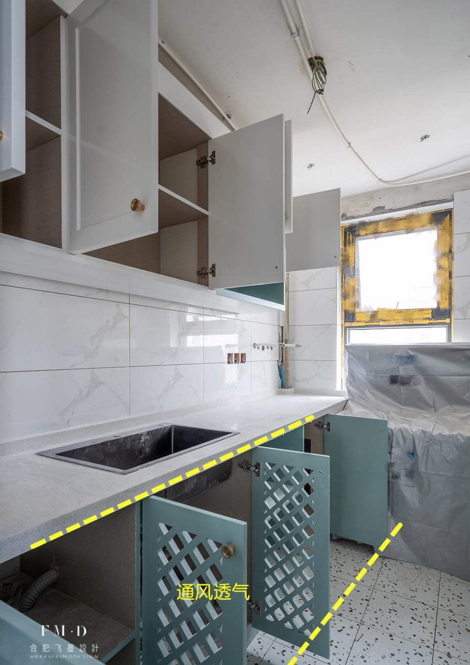 水槽经常用水,橱柜容易发霉生潮,所以柜门设计成镂空网格的样式,就是