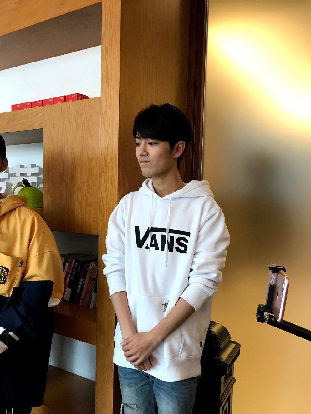 肖战下班造型上线搭配一件白色卫衣单手插兜帅气十足