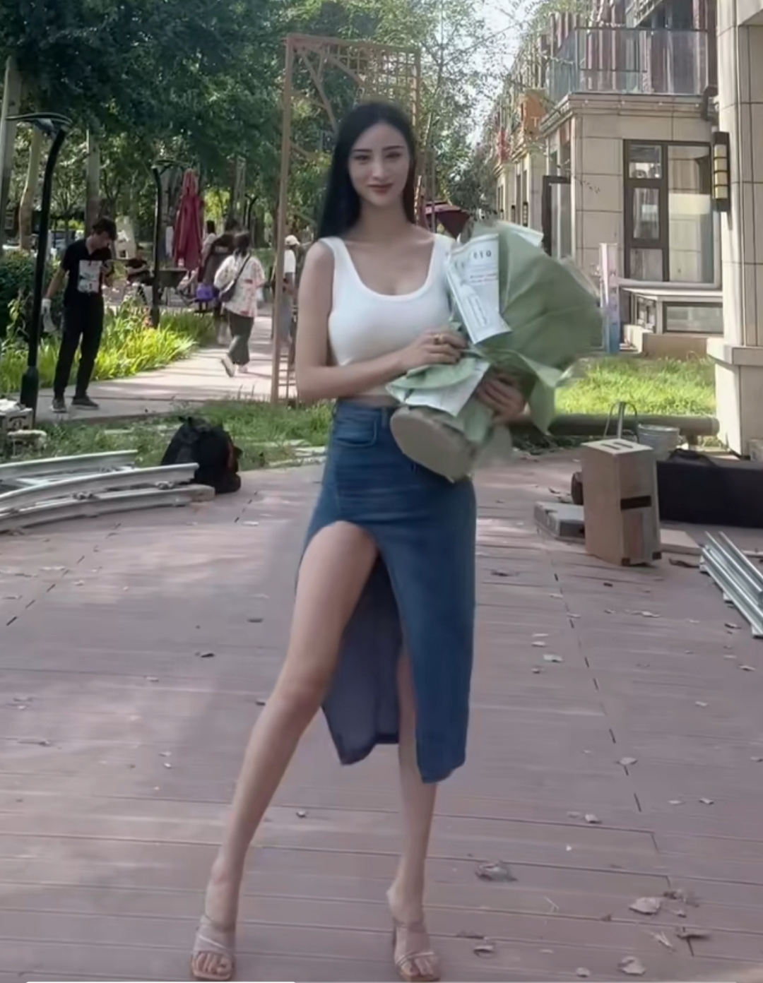 演员吴春怡晒杀青照,穿高叉裙大秀好身材,美腿白皙修长太抢镜__财经