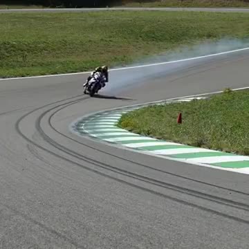 摩托车漂移过弯感觉都要摔了但成功了这是真的吗