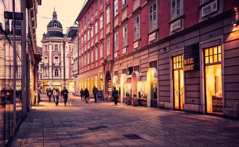 如今的波士顿街区,哈佛,麻省理工学院的百年校园,依然散发着褐石建筑