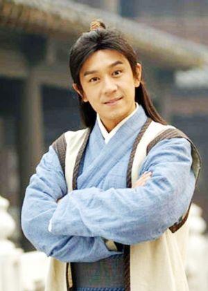 并配文:"上海迪士尼乐园偶遇陈浩民,真人超帅超年轻,上海迪斯尼乐园