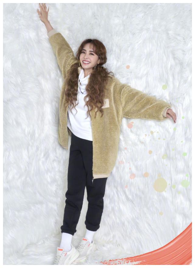 蔡依林成圈内"逆生长"代表,留羊毛卷穿如邻家女孩,这有谁敢娶