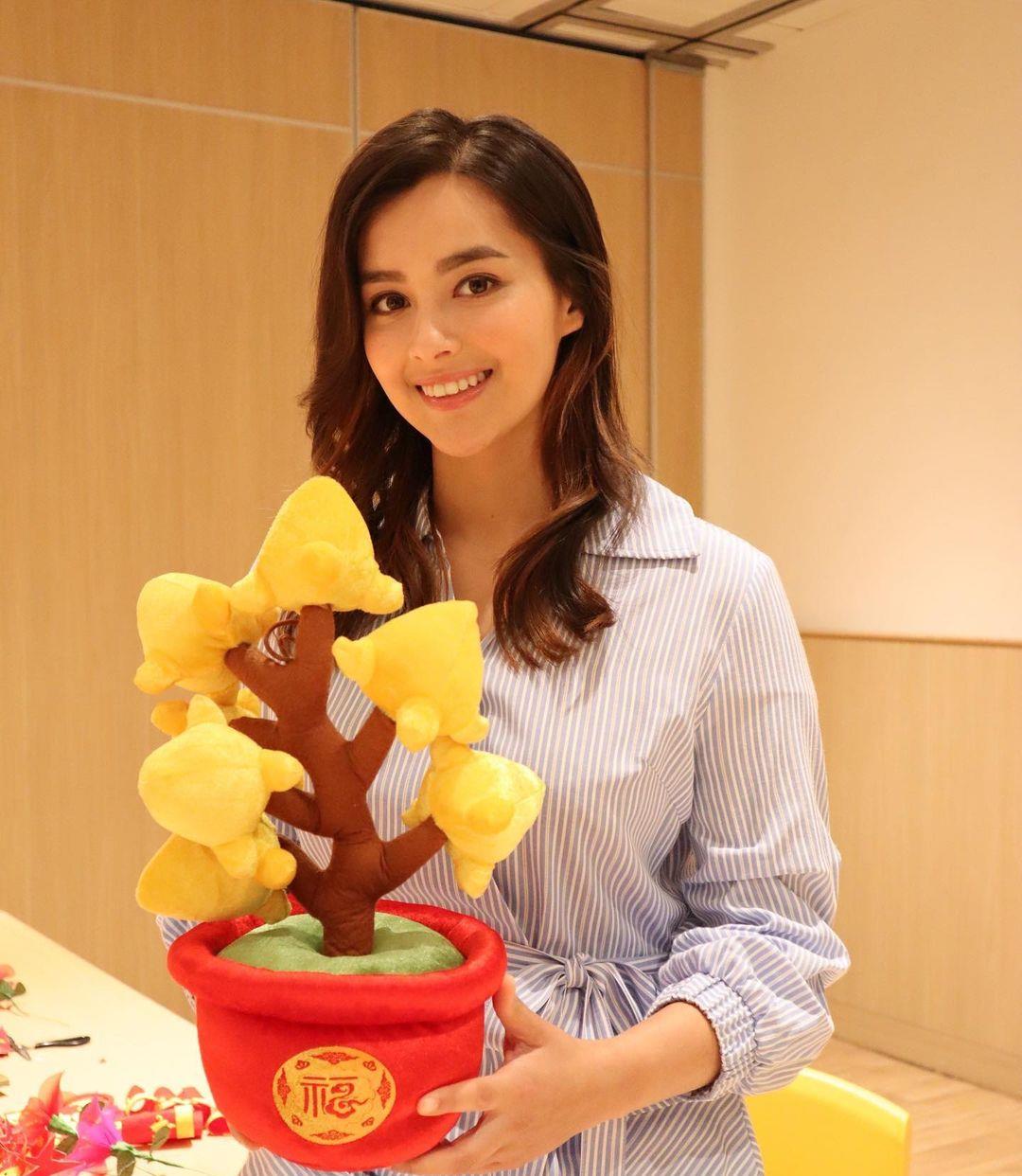 港姐冠军谢嘉怡在家千日好晒父母合照笑容满分