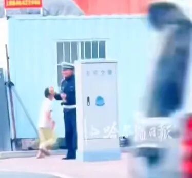 男孩把黄桃罐头塞给交警，转头就跑……网友：我赌这瓶是真心罐头