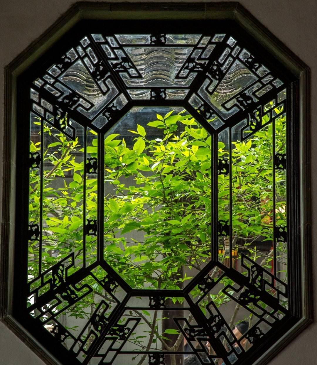 是在中式风潮下形成的,是以现代人的审美眼光来弘扬中国传统建筑文化