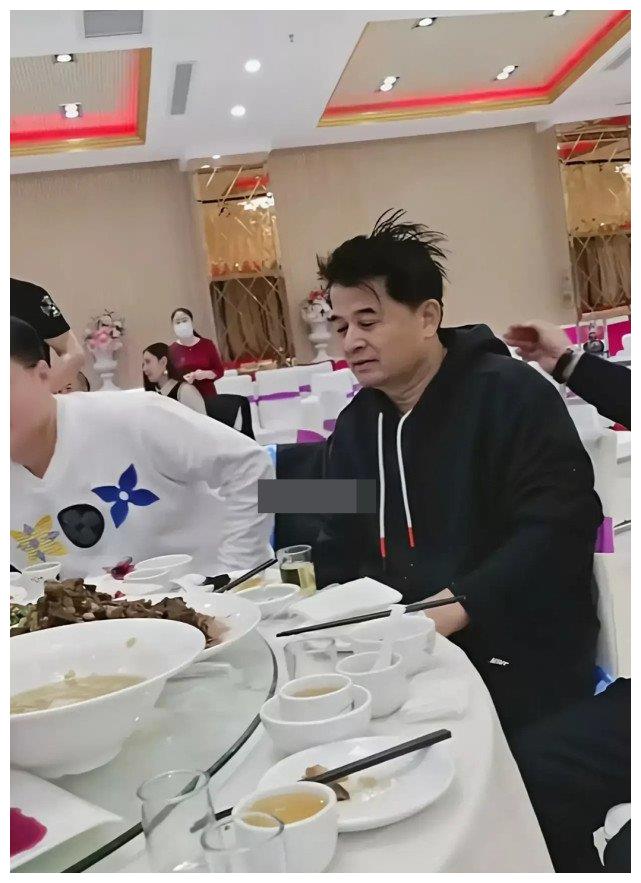 之前曾有人曝光老毕早已提前办理了退休,目前他是处于退休生活中.