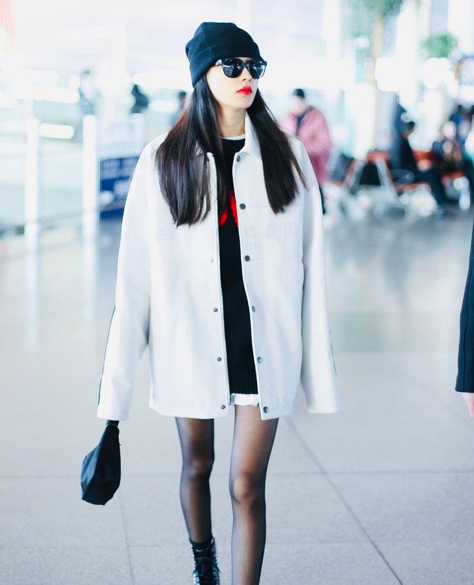 一点也不羡慕孙怡这"病态细"的腿 冬天穿透视黑丝袜合理吗?