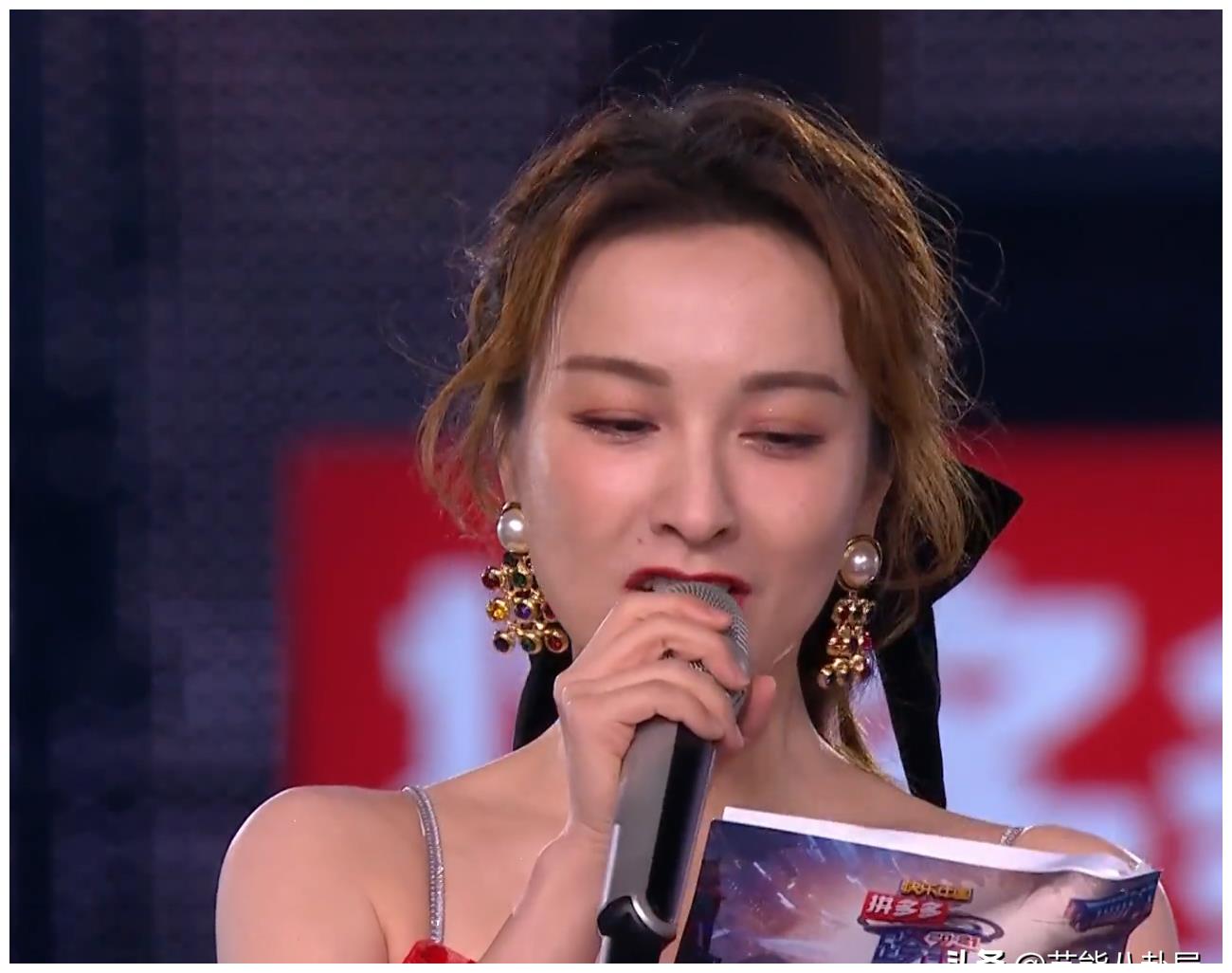 跨年主持人能力考评!央视天团神仙高分,芒果家族低头念稿太丢分