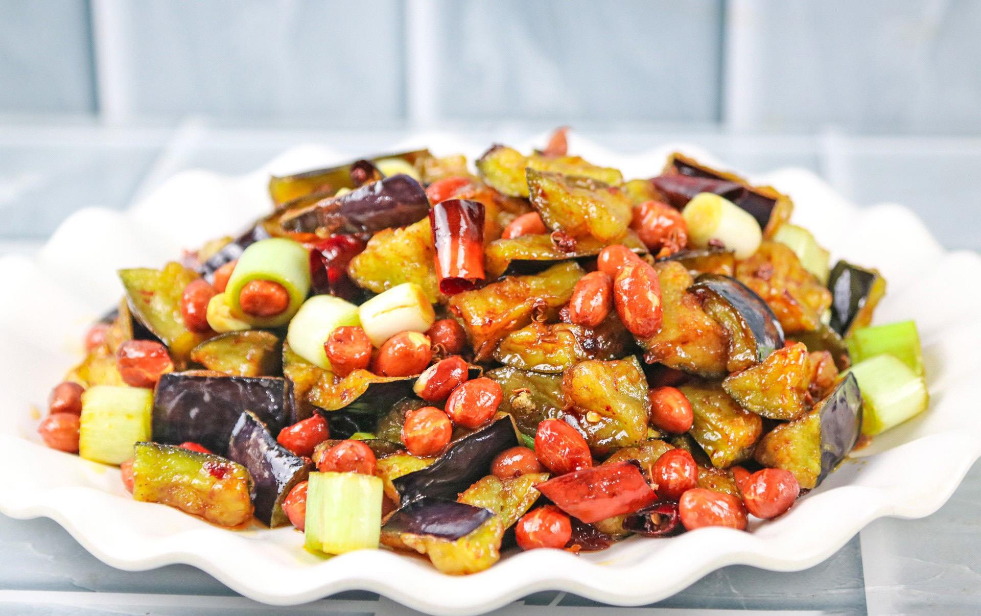 茄子又有新吃法,大厨教你做一道宫保茄丁,酸甜酥脆,特别下饭|茄子