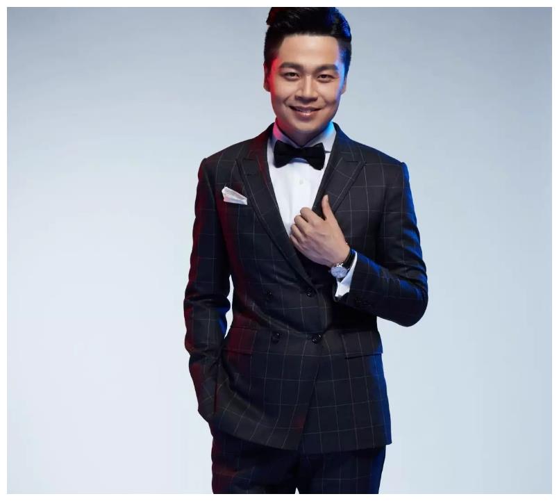 王牌主持人沈涛婚礼现场照,沈涛和妻子站在花环下,十分甜蜜