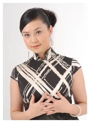 主持人张芳晒出家人温馨合照遭恶意评论正面回怼