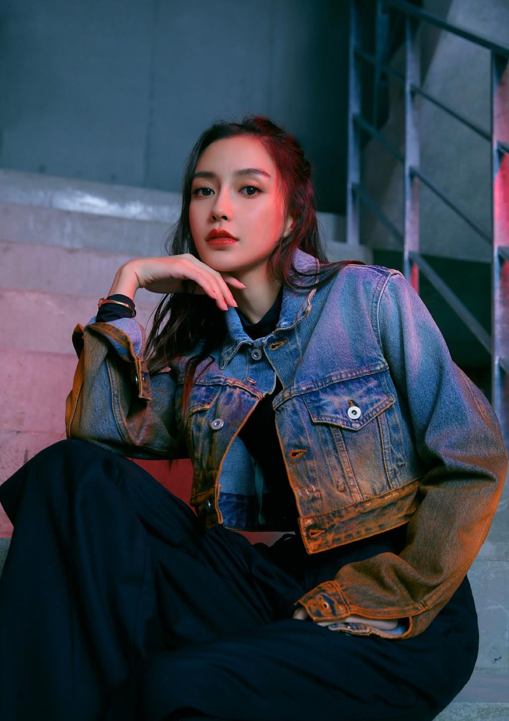 杨颖这一身90后看了都服气,短款外套配阔腿裤,帅气秀小腰