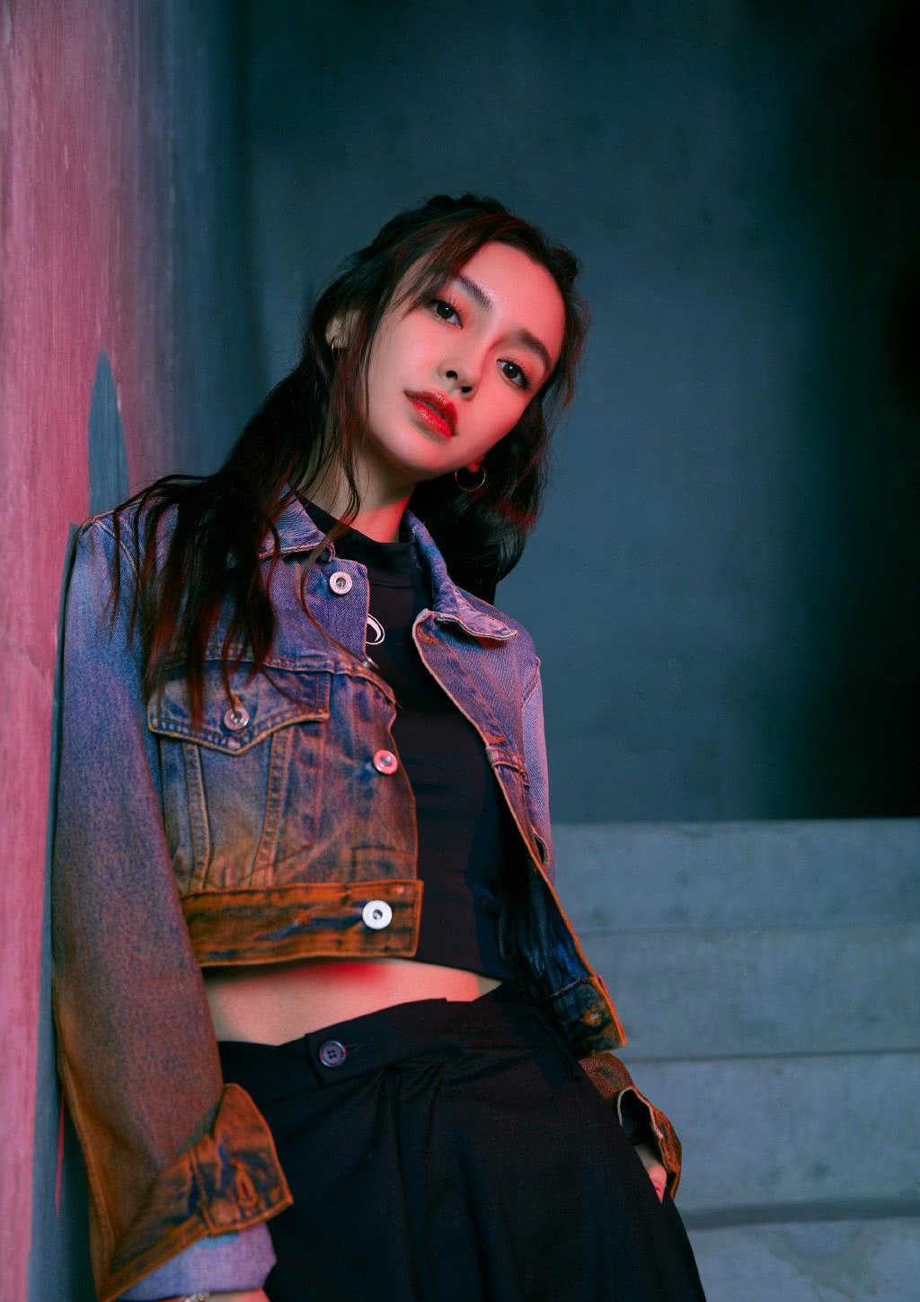 杨颖这一身90后看了都服气,短款外套配阔腿裤,帅气秀小腰