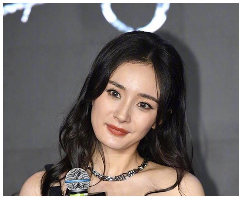 少女人设要崩了?杨幂活动生图与精修反差大,皮肤松垮还方下巴