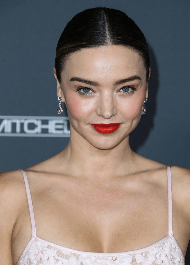 米兰达可儿白色蕾丝吊带裙现身活动婚后幸福稍添丰腴