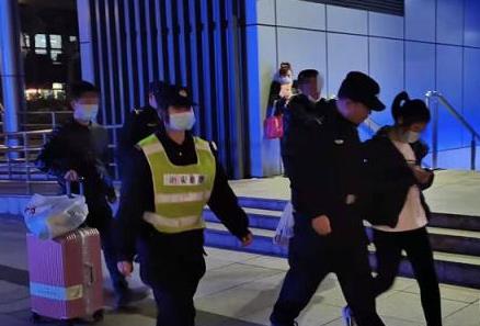 陕西15岁女孩坐火车，独自一人去广东见网友，刚到重庆就被拦下休闲区蓝鸢梦想 - Www.slyday.coM