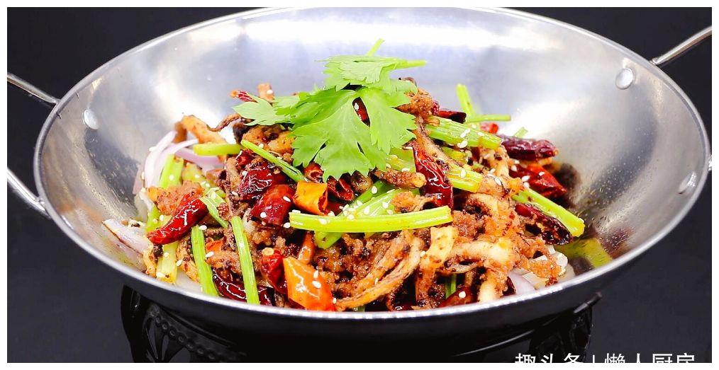 教你干锅鱿鱼须的简单做法,鱿鱼须吃起来干香有嚼劲,下饭又下酒