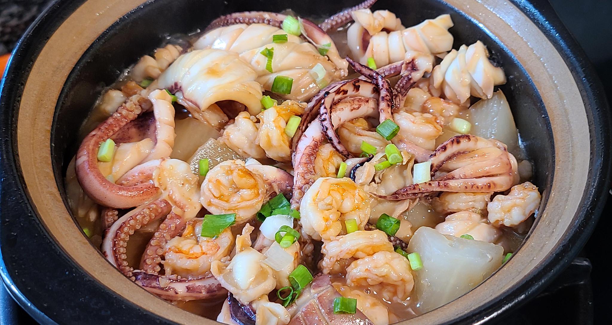 萝卜炖海鲜又鲜又好吃做法很简单天冷吃这个正好