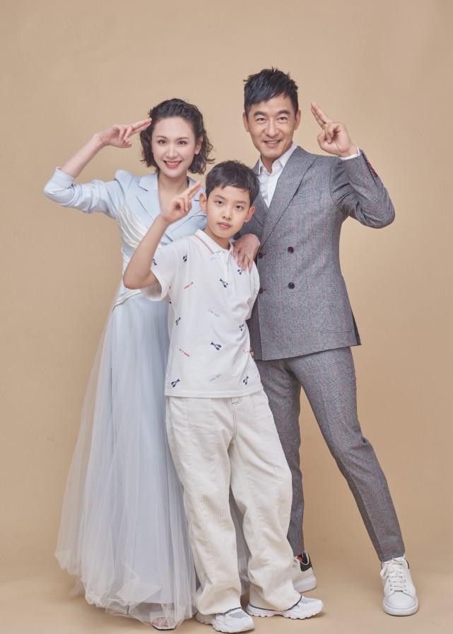 程莉莎也经常分享一家人在一起的幸福画面,一家三口同框的场景,直观