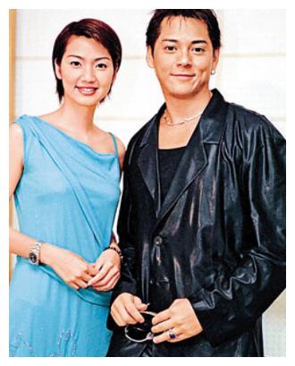 他走红后抛弃怀孕妻子56岁沦为酒吧驻唱而前妻再嫁生活美满