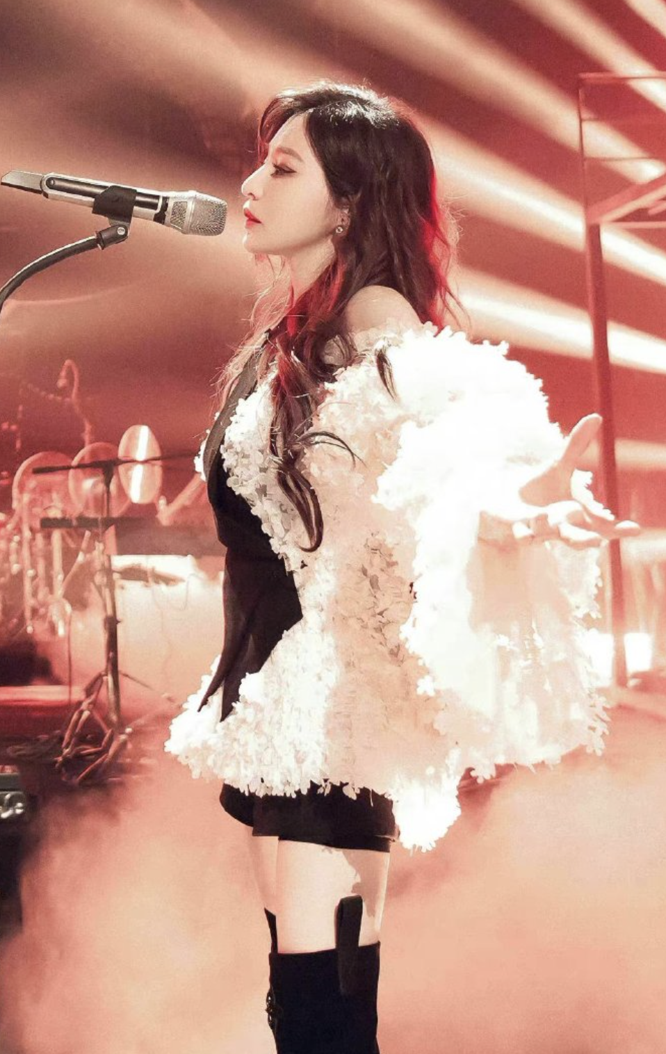 红气养人，被王心凌三公舞台的少女感造型给惊艳住了！休闲区蓝鸢梦想 - Www.slyday.coM