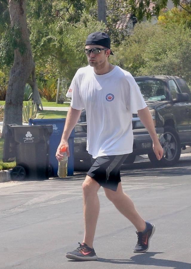 1 / 5 7月10日,罗伯特帕丁森最新街拍曝光,他身穿白色t恤搭配运动短裤