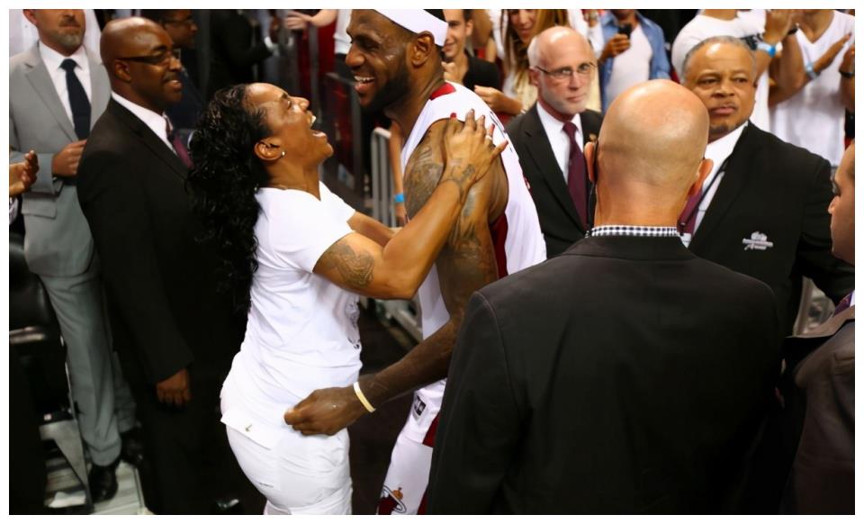 报得三春晖詹姆斯依偎母亲吐舌卖萌这是人生最大的成就