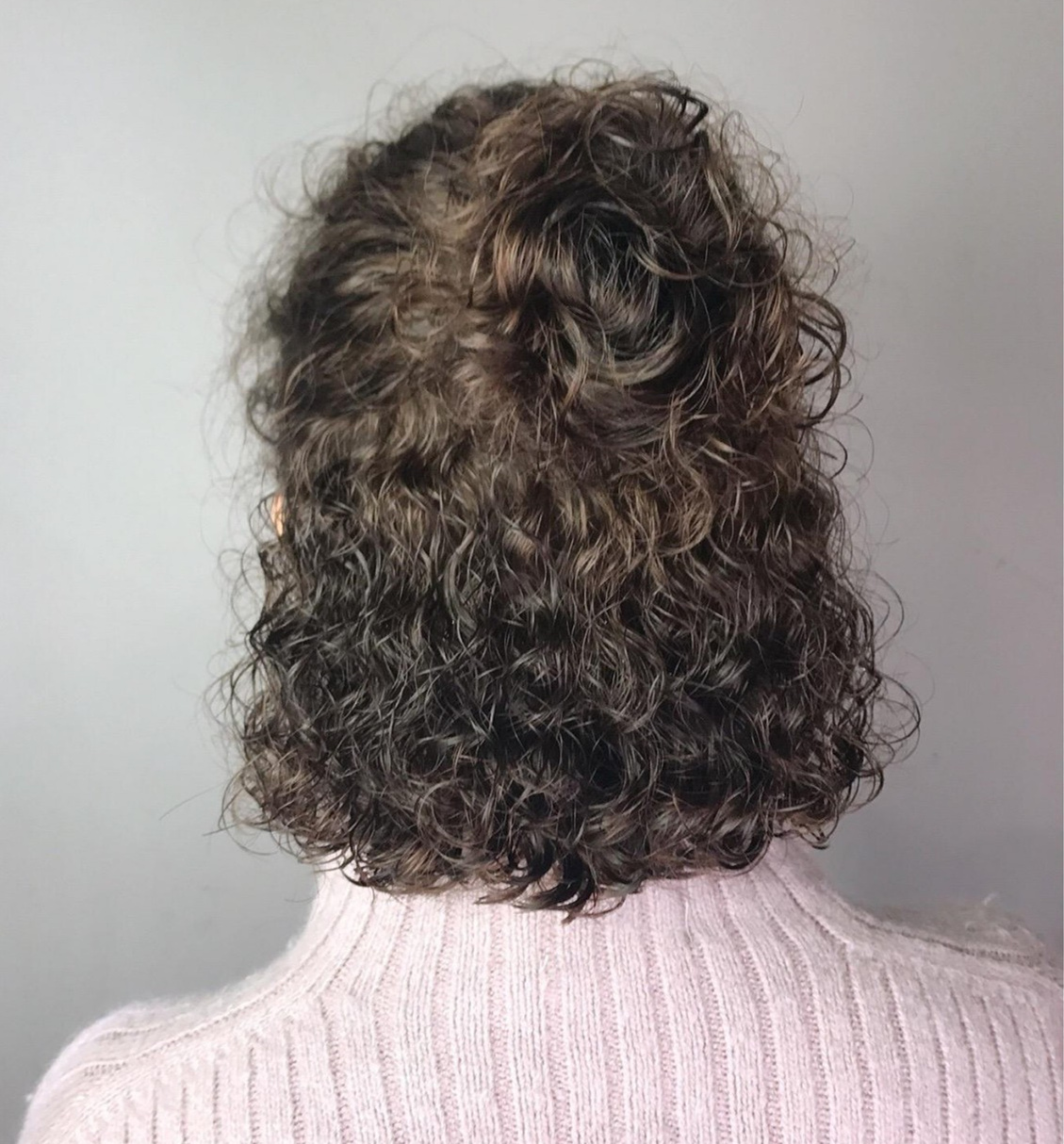 烫发让发量显多中老年人多久烫一次头发合适看这三点就明白