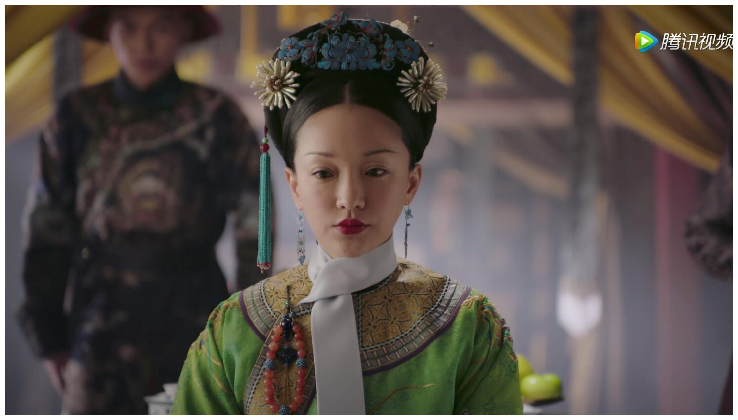 甄嬛传中难得三位嫔妃旗头全副点翠,如懿传里的点翠却人人都有份