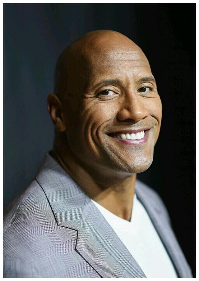 巨石强森年收入超6亿结婚10年离婚二婚交往12年生2女才办婚礼