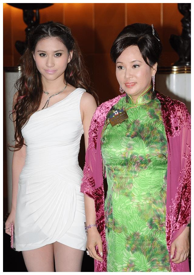 赌王三姨太罕见亮相盘发穿印花旗袍显高贵67岁依然美艳