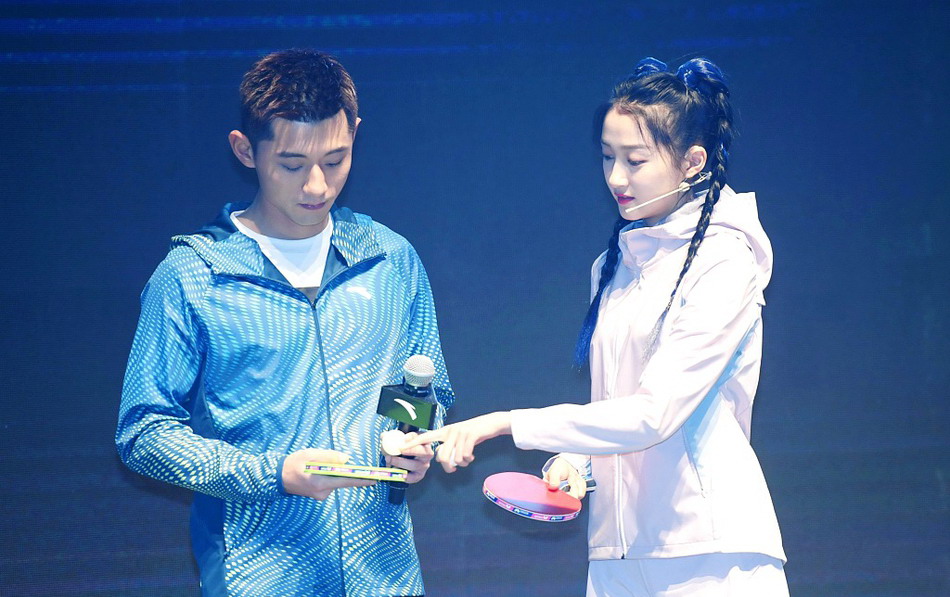 关晓彤与张继科共同参加活动,在奥运冠军面前玩起颠球游戏