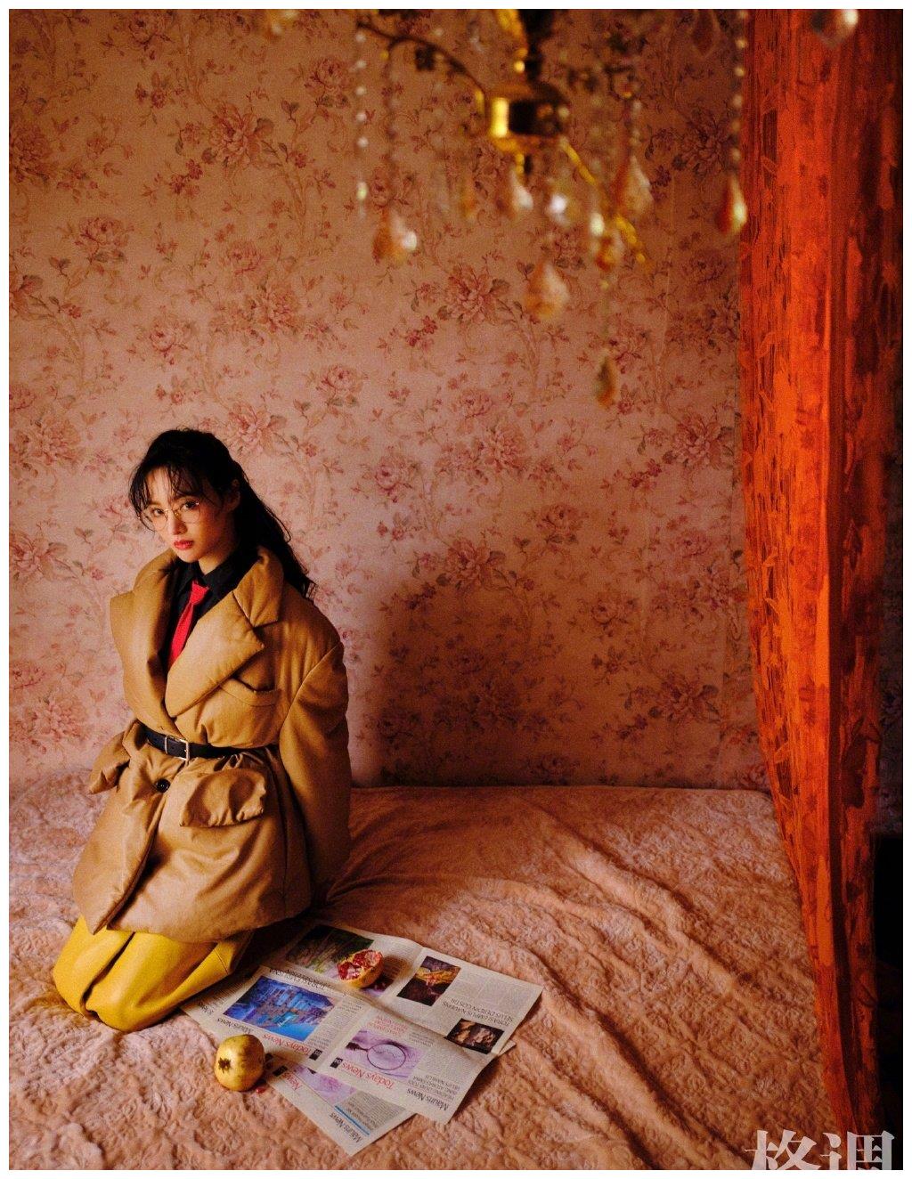 郑爽新杂志封面,秋意渐浓,窝在房间享受慵懒,太舒适了