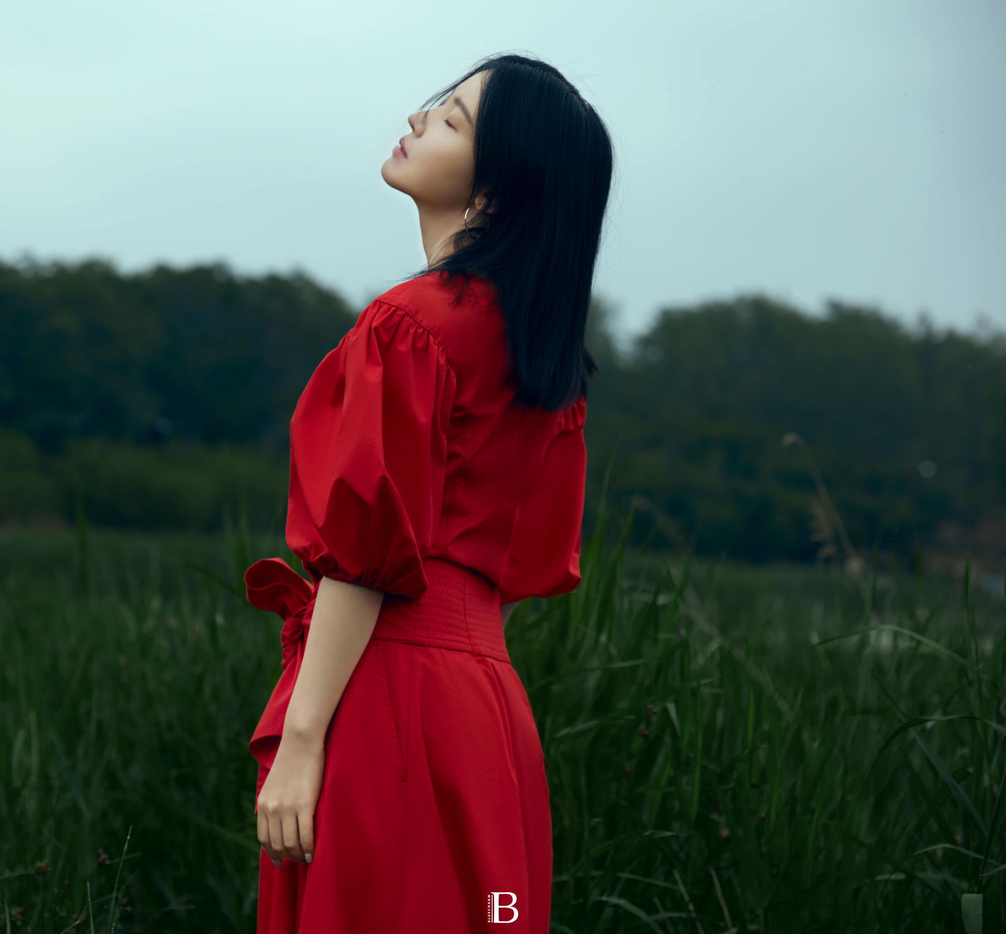 杨子姗解锁新封面演绎夏日清新氧气感