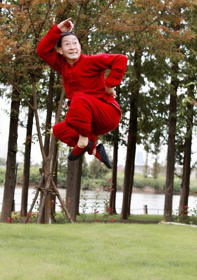61岁六小龄童穿红衣扎小辫爬铁丝网演悟空经典动作风采依旧