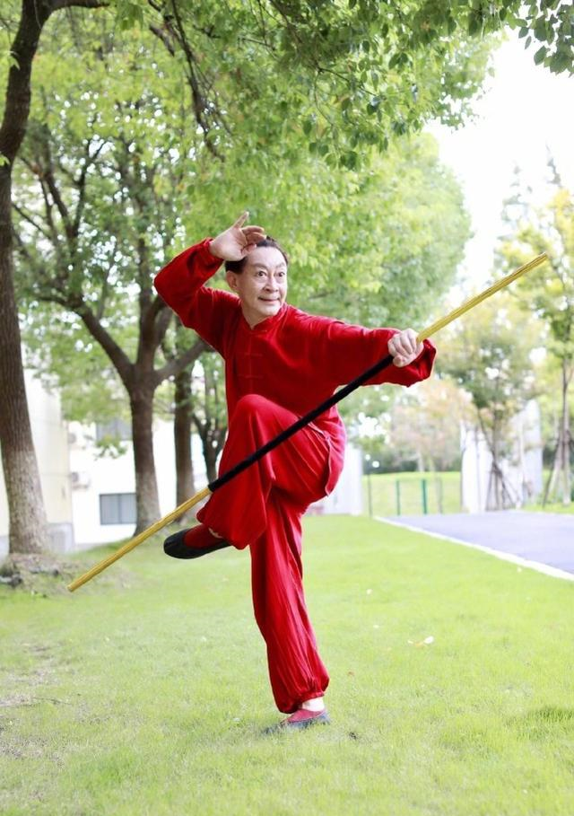 61岁六小龄童穿红衣扎小辫爬铁丝网演悟空经典动作风采依旧