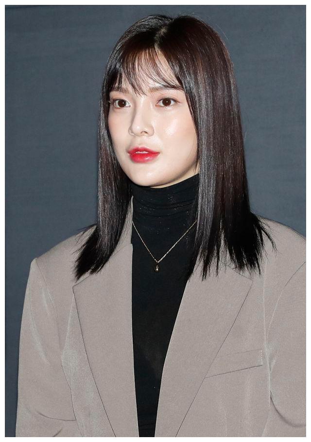 全昭旻复出后对镜甜笑比心状态佳 装扮复古不失优雅