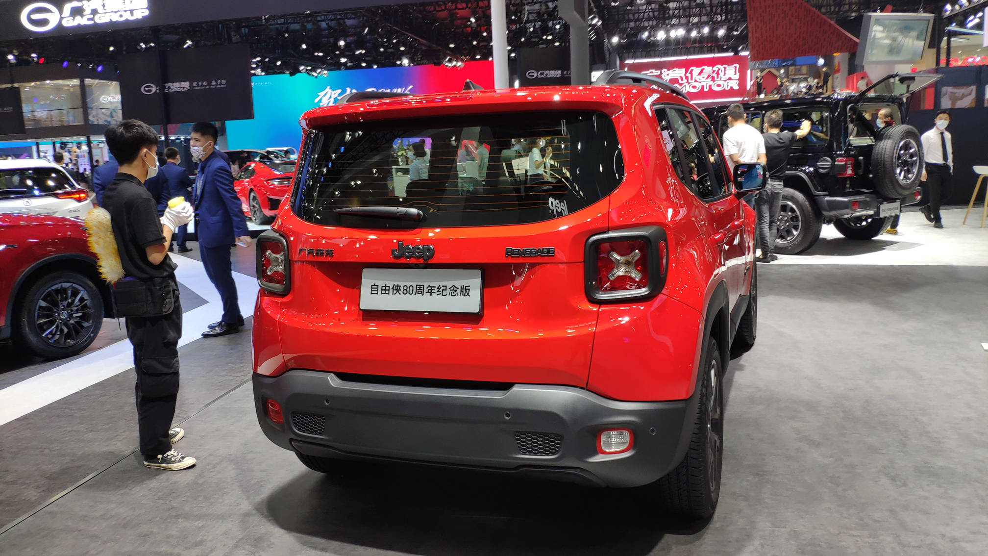 2020年广州车展:jeep自由侠80周年纪念版实车-新浪汽车