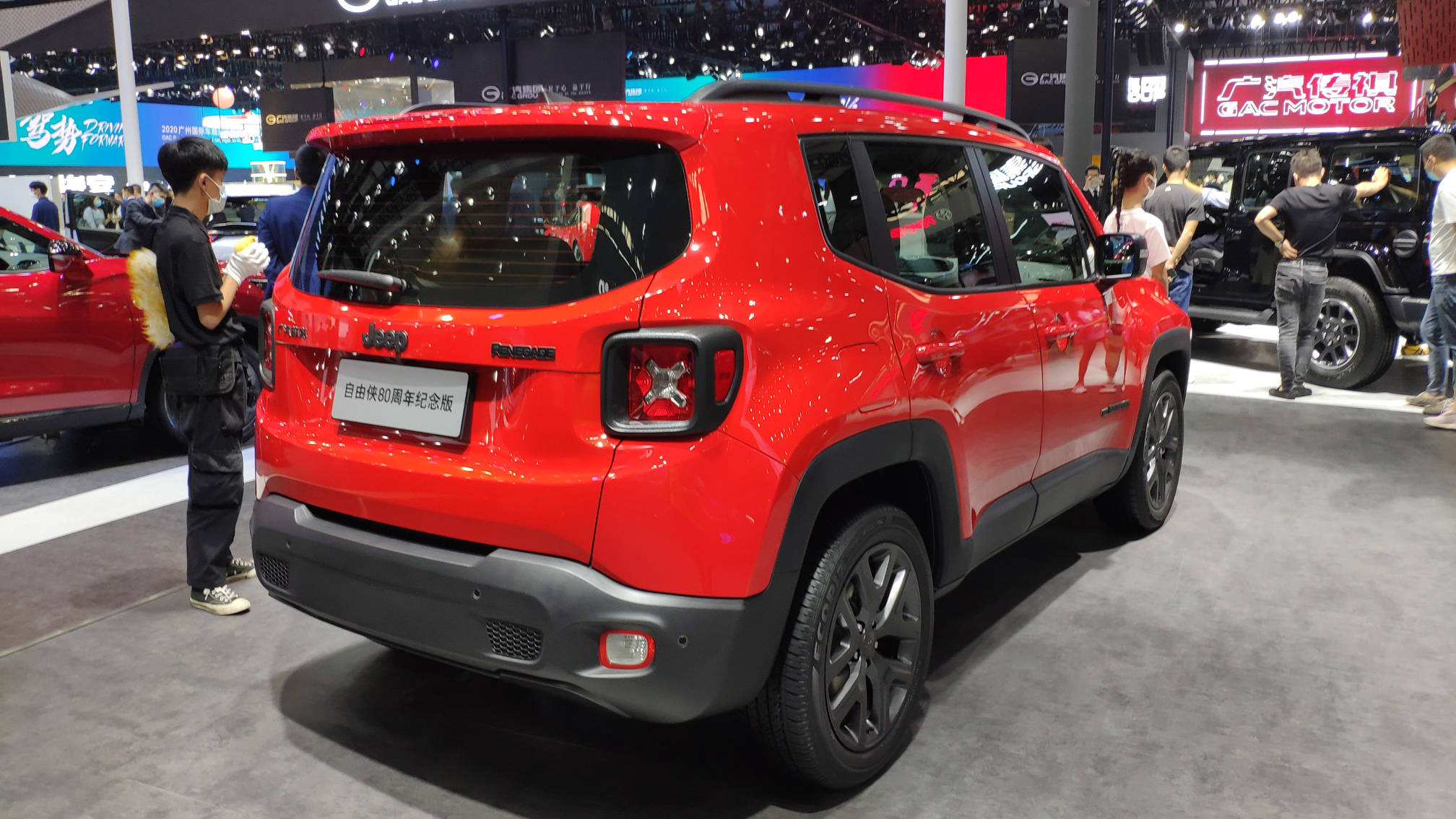 2020年广州车展:jeep自由侠80周年纪念版实车-新浪汽车