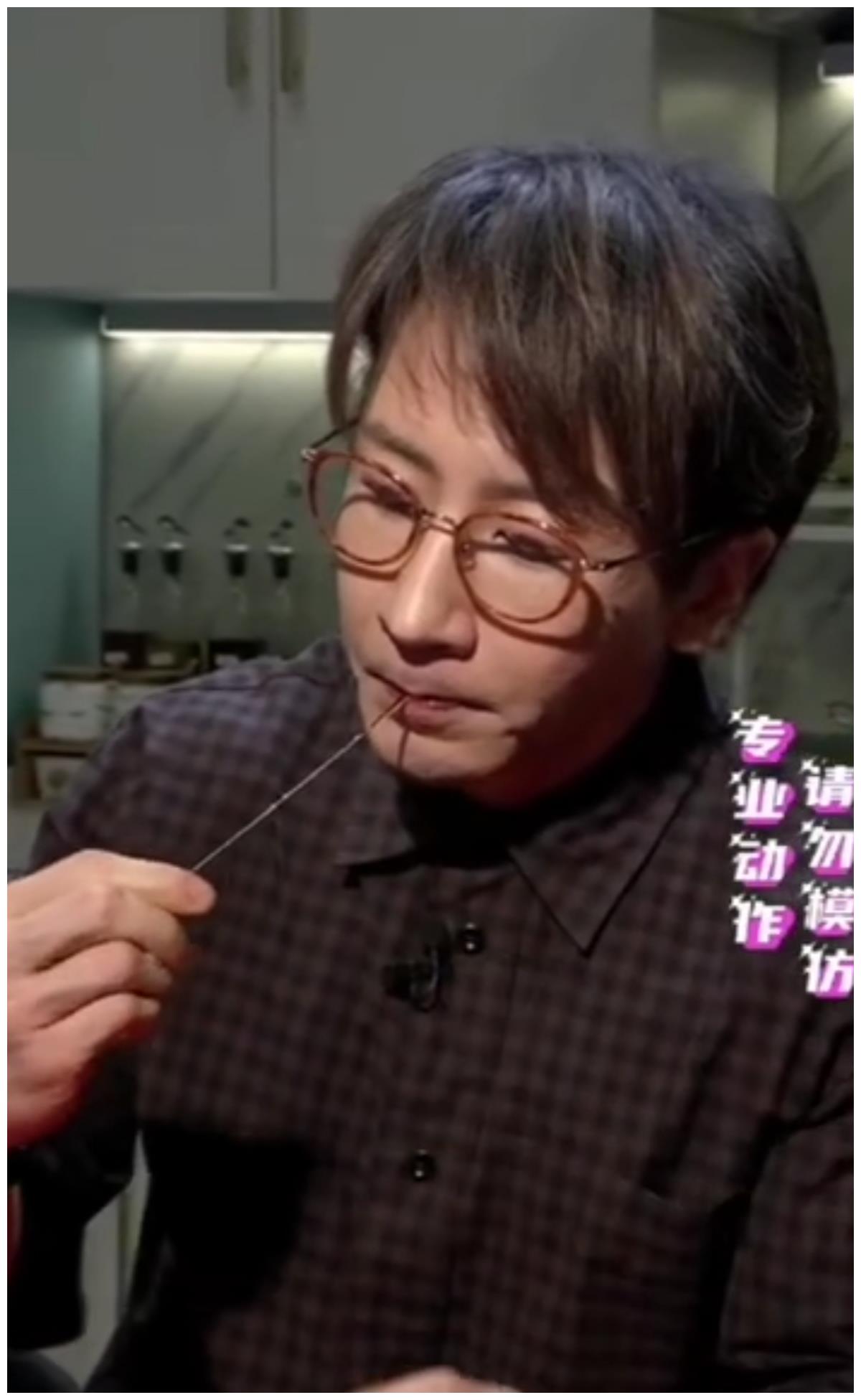 刘谦吞长针肚子穿线面露难色好惊险网友头皮发麻