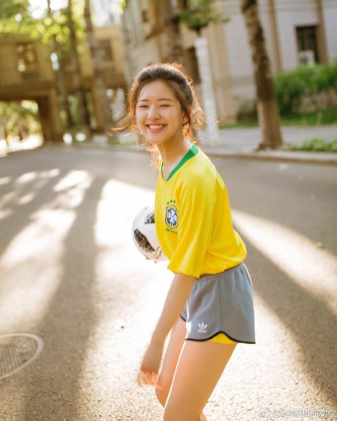 赵露思黄色球衣的甜美少女,活力满满_高清图集_新浪网