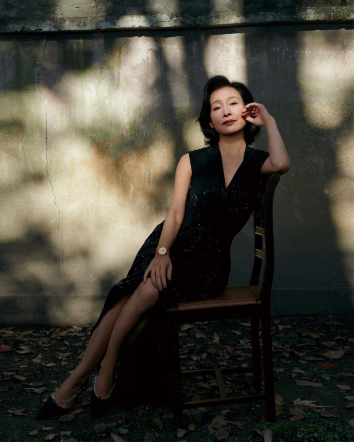 60岁陈冲杂志封面太美了开衩长裙秀美腿直视镜头尽显优雅本色