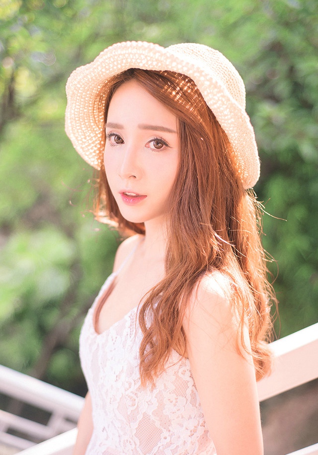 天真烂漫少女柔光照射唯美文艺清新户外写真