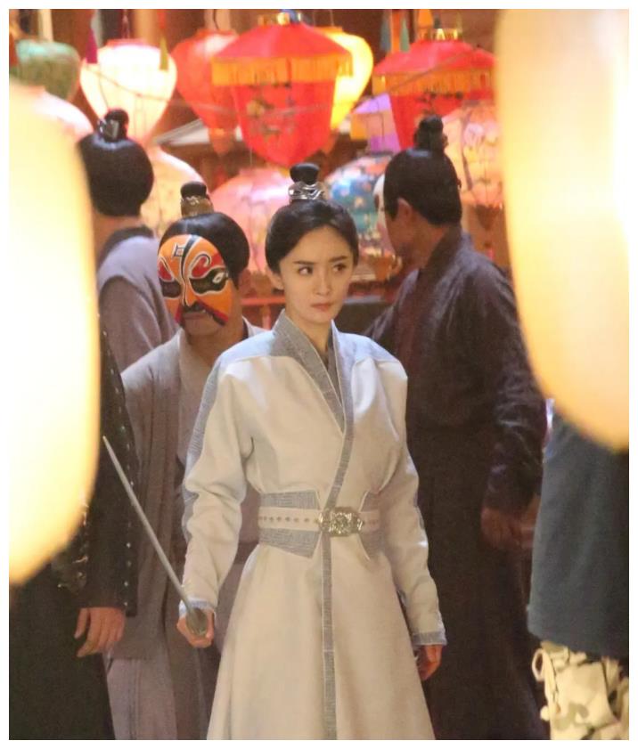 杨幂《斛珠夫人》路透,一袭粉衣似画中人,绝美造型不输"白浅"