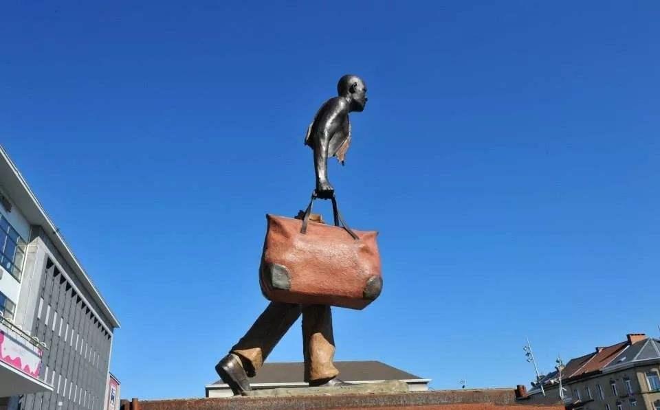 世界上最奇特的雕塑,遍布在法国巴黎街头,游客:身体被掏空?