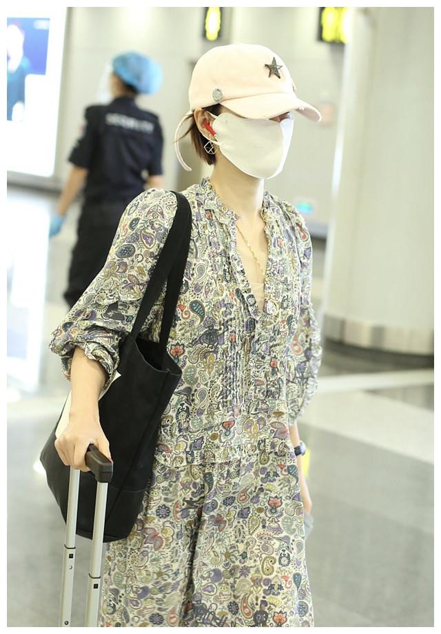 马伊琍穿碎花长裙现身机场,戴口罩和帽子防护措施一流