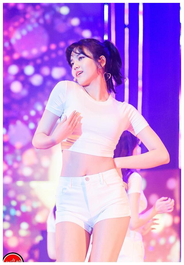 申惠晶身穿露脐小背心,下身穿白色小短裤,这穿搭尽显修长美腿