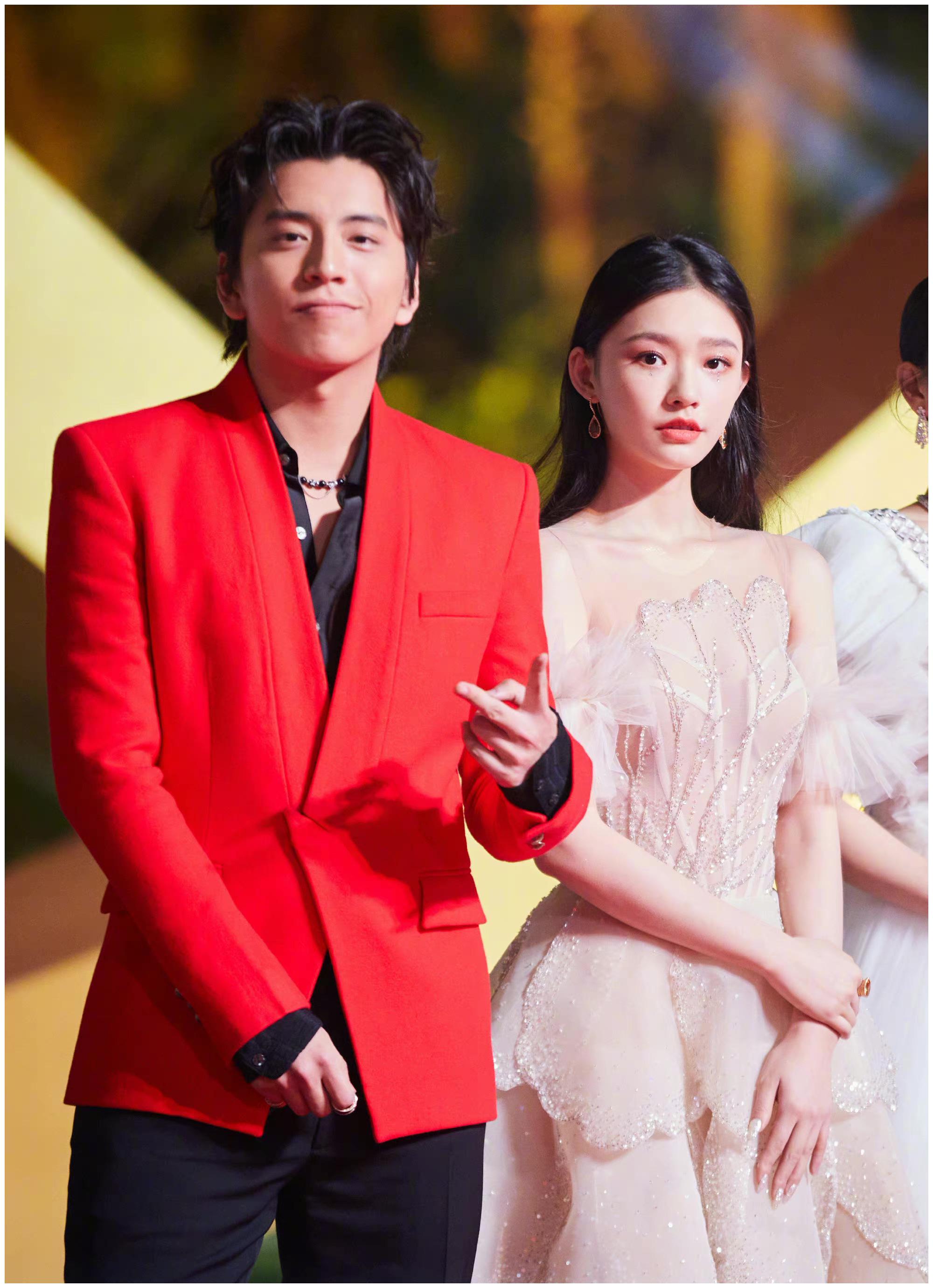 林允晒和王大陆合影网友纷纷喊话在一起粉色纱裙又美又仙