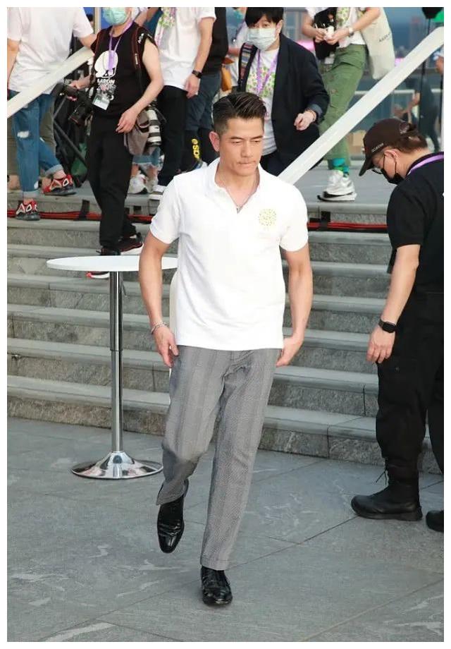 54岁郭富城帅气造型,polo衫 西裤,梳起侧分背头魅力十足